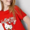 T-shirt de algodão Hello Kitty com padrão de morangos