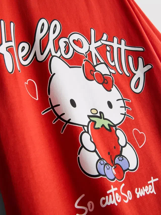 T-shirt de algodão Hello Kitty com padrão de morangos