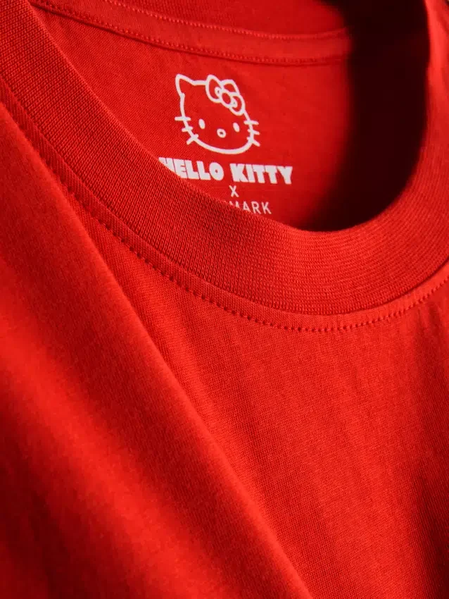 T-shirt de algodão Hello Kitty com padrão de morangos