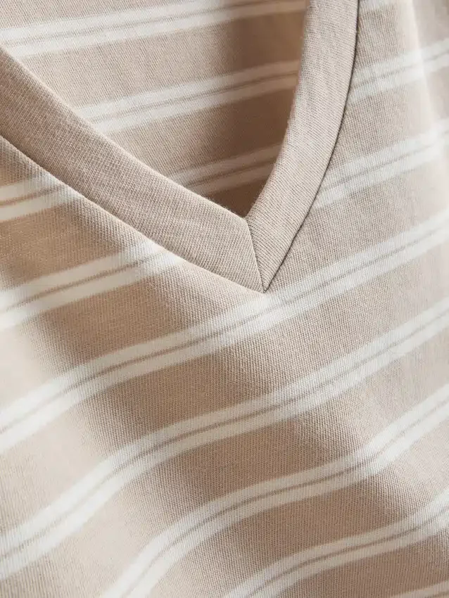 T-shirt de algodão às riscas com decote em V