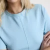 T-shirt de corte reto com detalhes nas costuras, rica em algodão