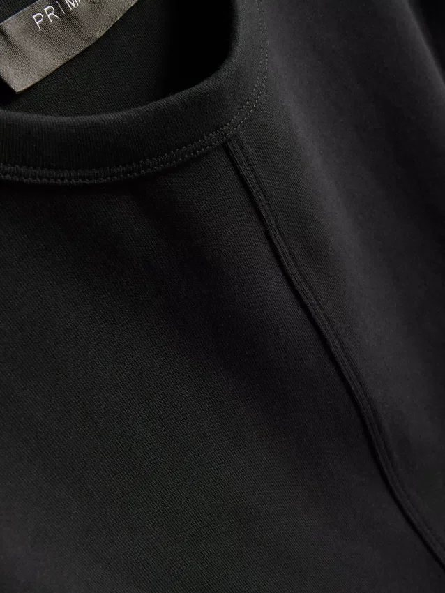 T-shirt de corte reto com detalhes nas costuras, rica em algodão