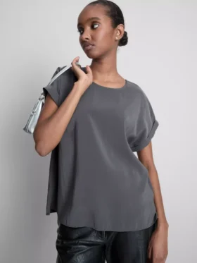 T-shirt de gola redonda com mangas enroladas