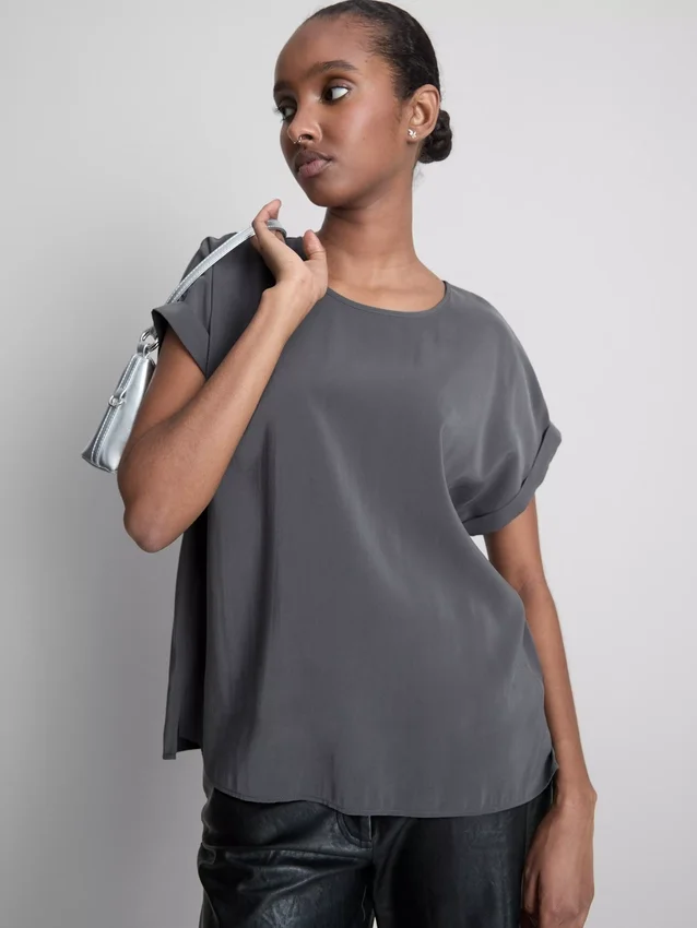 T-shirt de gola redonda com mangas enroladas