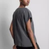 T-shirt de gola redonda com mangas enroladas