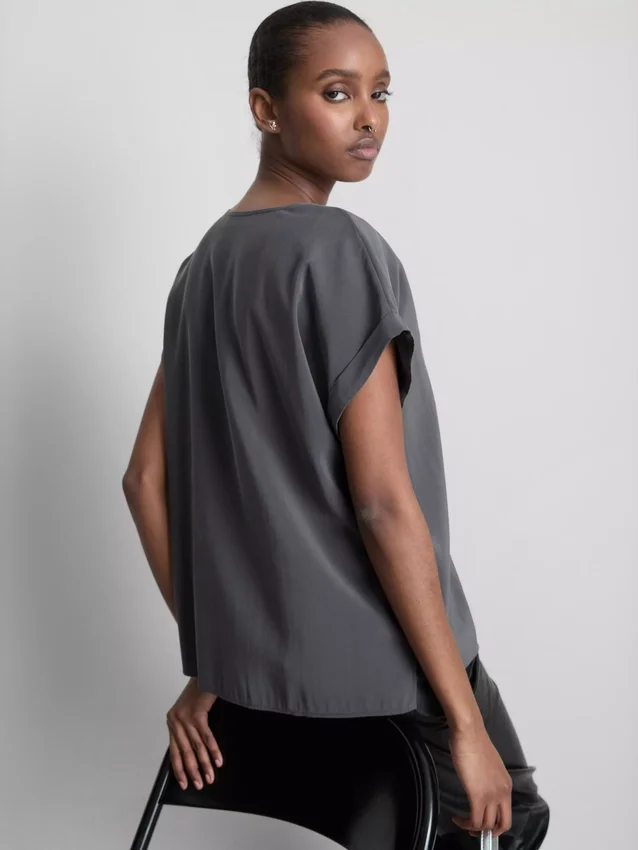 T-shirt de gola redonda com mangas enroladas
