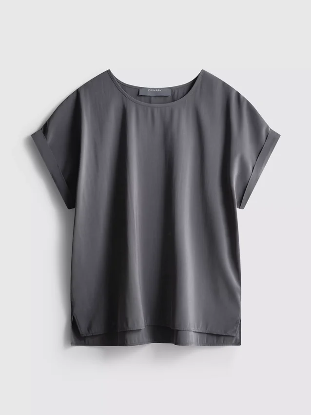 T-shirt de gola redonda com mangas enroladas