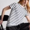 T-shirt de manga curta com gola redonda às riscas