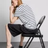 T-shirt de manga curta com gola redonda às riscas