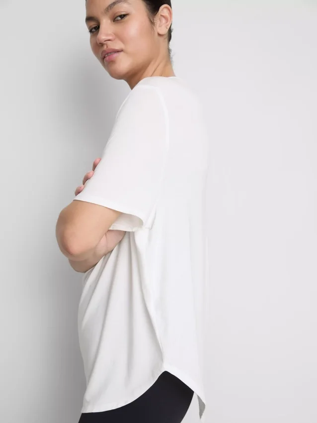 T-shirt desportiva com bainha curva