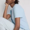 T-shirt e pijama com calças às riscas