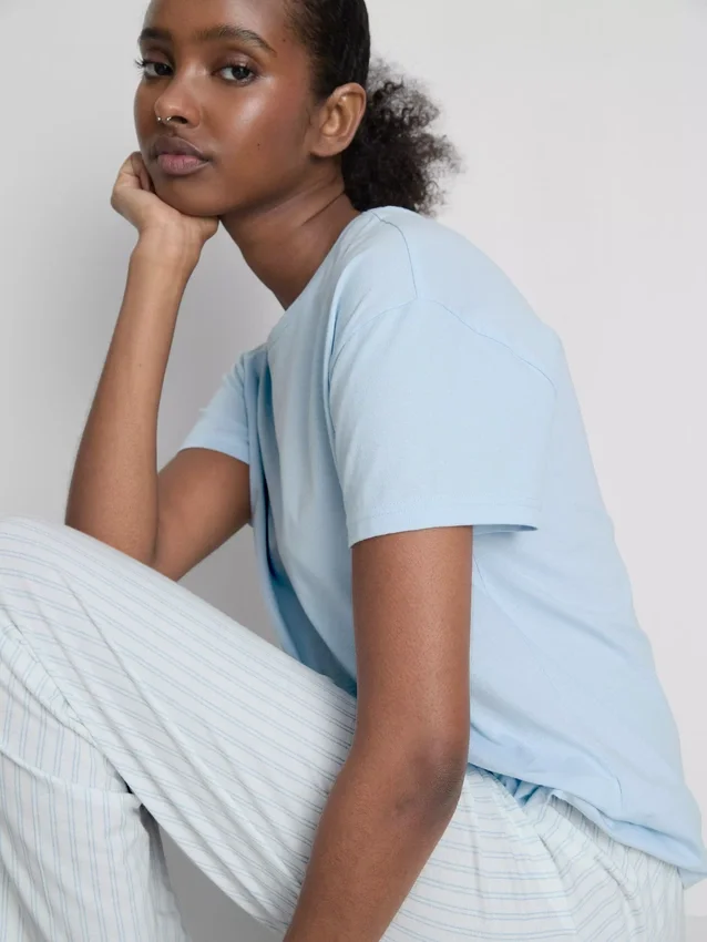 T-shirt e pijama com calças às riscas