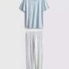 T-shirt e pijama com calças às riscas
