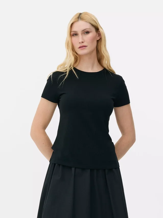 T-shirt elástico de gola redonda