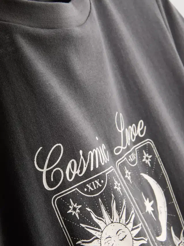 T-shirt gráfica de manga curta em algodão