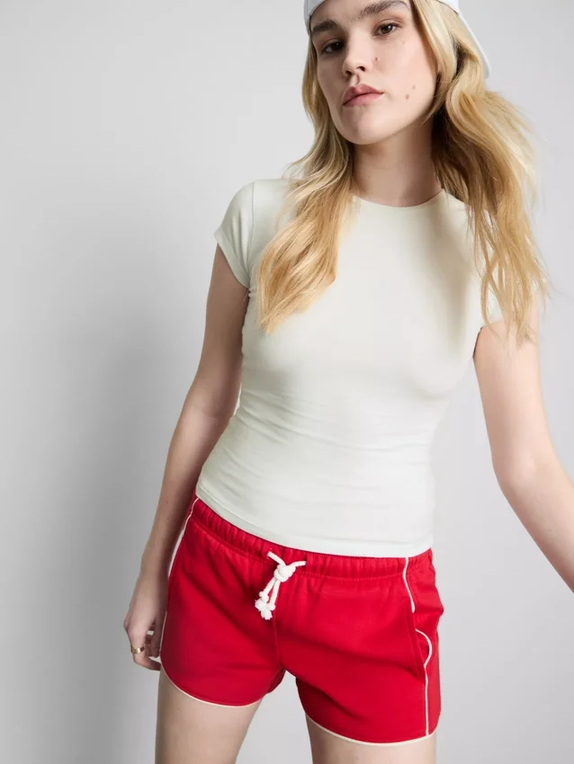 T-shirt justa com mangas curtas