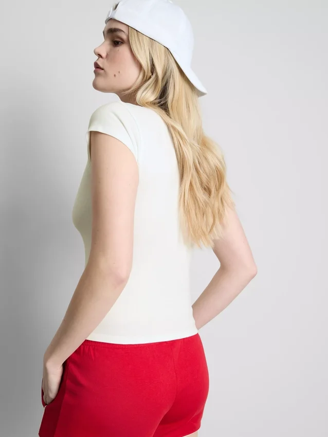 T-shirt justa com mangas curtas