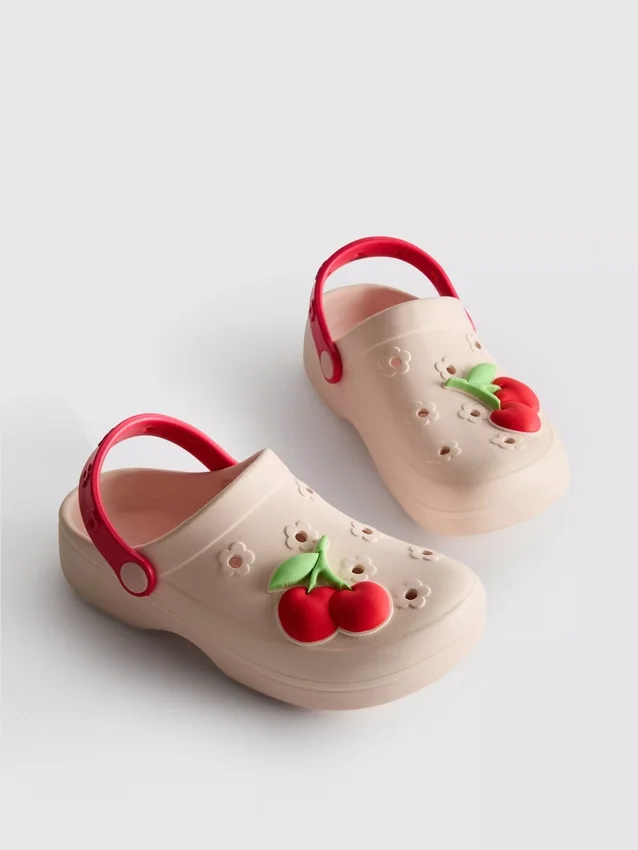 Tamancos com emblema de fruta