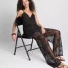 Top babydoll com bordado de contas da Paula Echevarría
