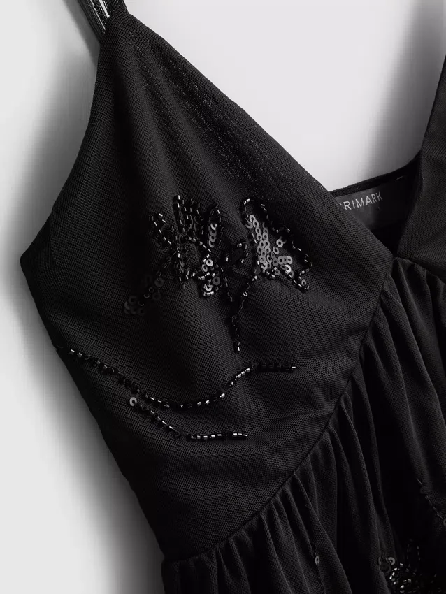 Top babydoll com bordado de contas da Paula Echevarría