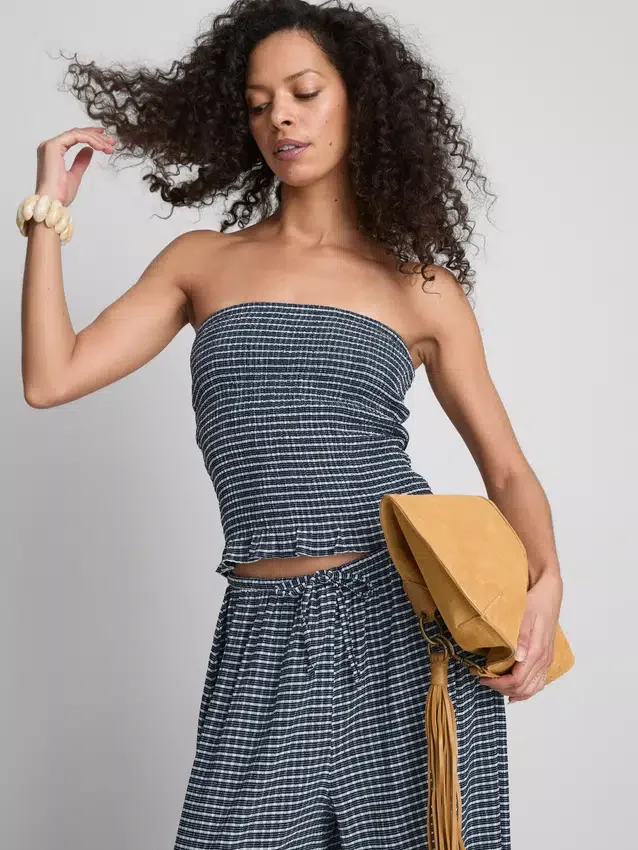Top bandeau com folhos em xadrez da Paula Echevarría