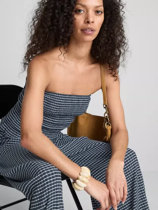 Top bandeau com folhos em xadrez da Paula Echevarría