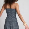 Top bandeau com folhos em xadrez da Paula Echevarría