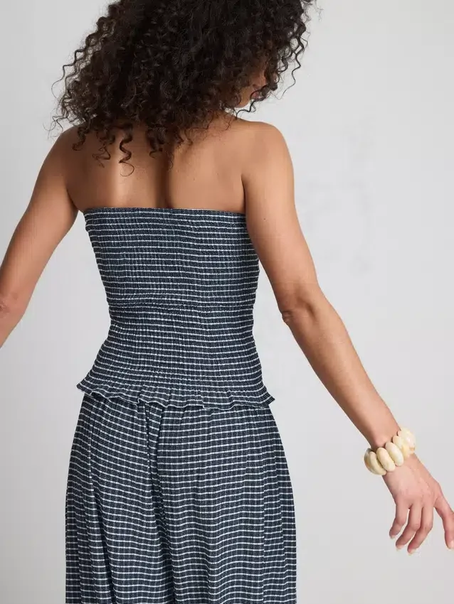 Top bandeau com folhos em xadrez da Paula Echevarría