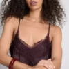 Top camisola com acabamento em renda acetinada da Paula Echevarría