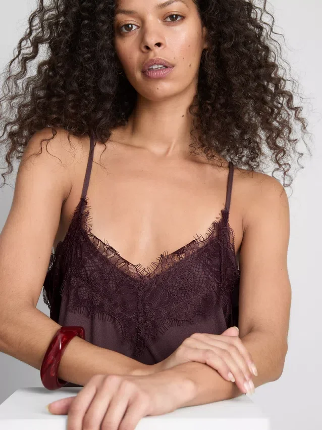 Top camisola com acabamento em renda acetinada da Paula Echevarría