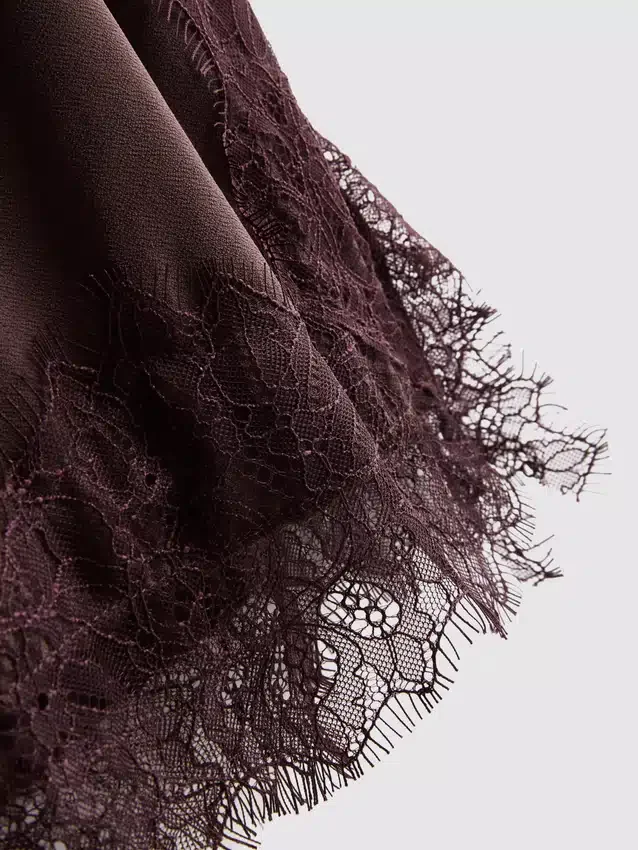 Top camisola com acabamento em renda acetinada da Paula Echevarría