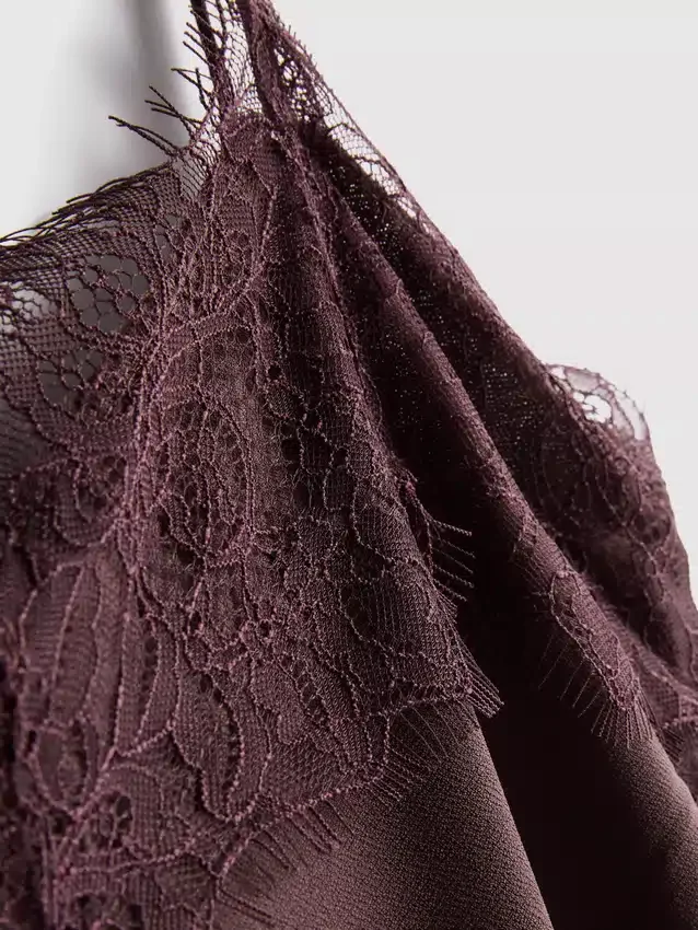 Top camisola com acabamento em renda acetinada da Paula Echevarría
