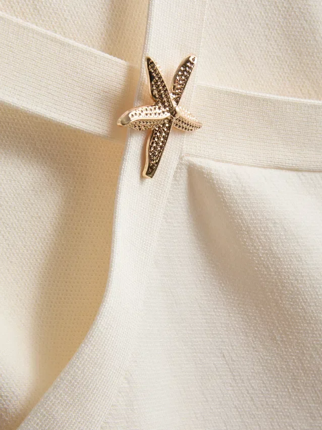 Top com decote halter e padrão de estrelas-do-mar