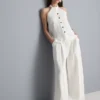 Top com decote halter texturado e botões