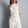 Top com decote halter texturado e botões