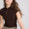 Top com gola alta texturada