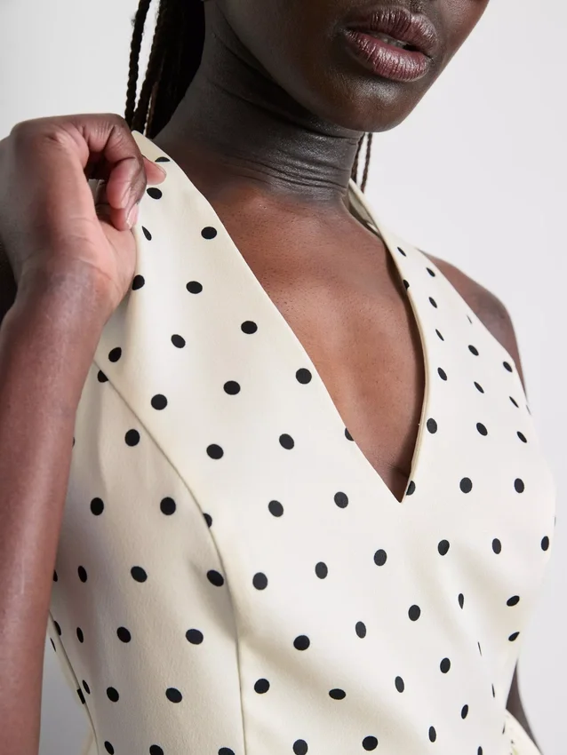Top com peplum e decote halter às bolinhas