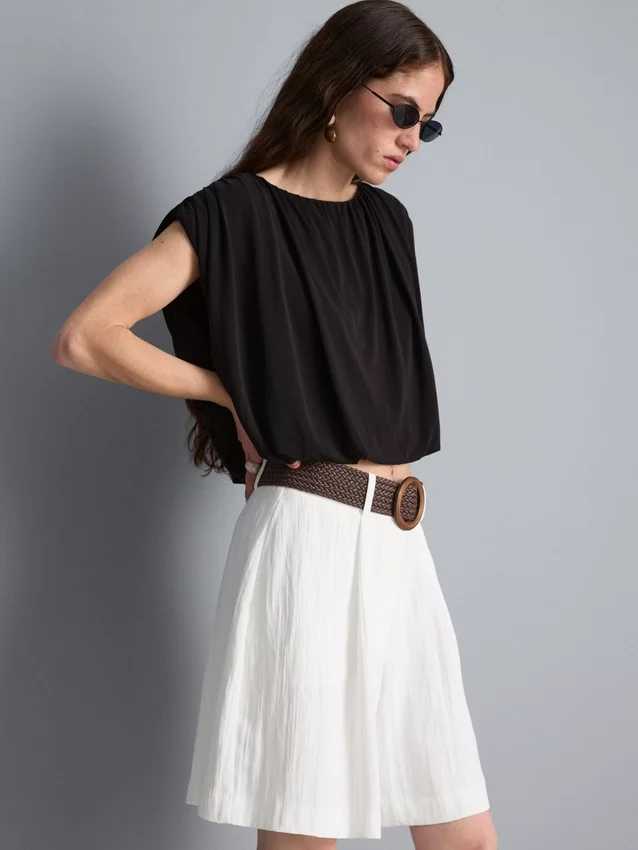 Top curto com caimento drapeado, rico em modal