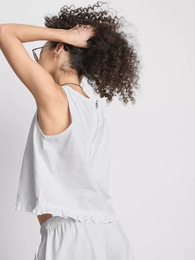 Top curto de algodão denim com folhos
