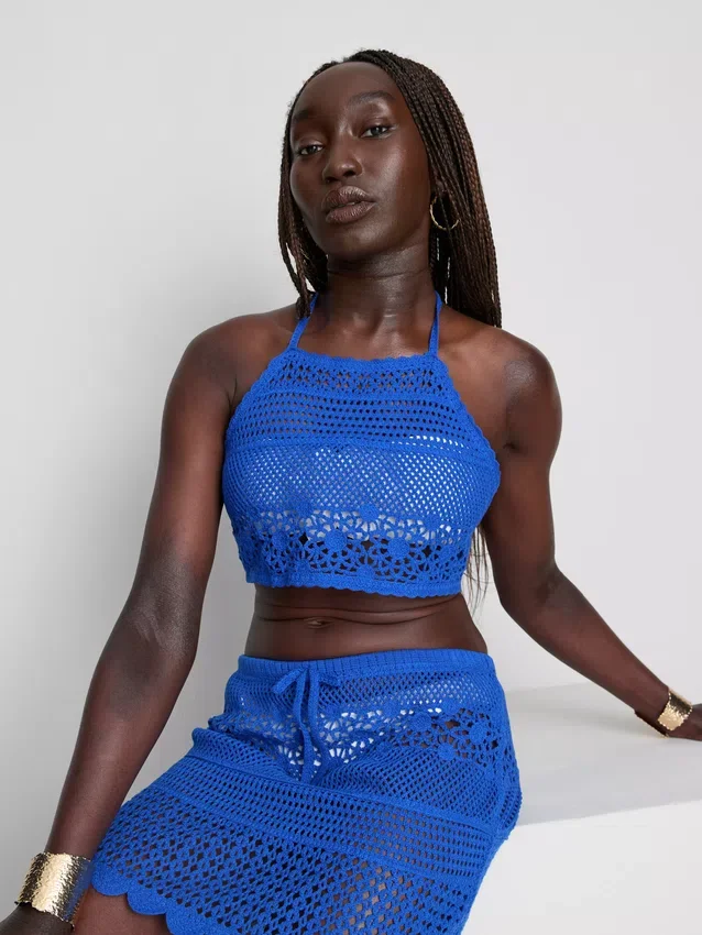 Top curto de croché com decote halter