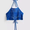 Top curto de croché com decote halter