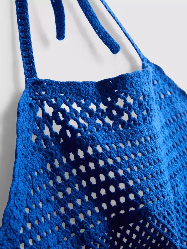 Top curto de croché com decote halter
