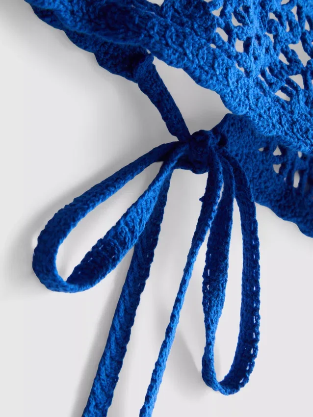 Top curto de croché com decote halter