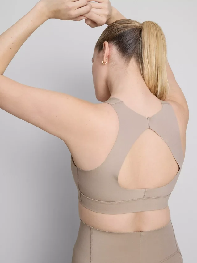 Top curto de desporto com recortes em tecido BodySculpt