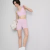 Top curto desportivo sem costuras com costas cruzadas