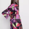 Top curto em malha com detalhe de laço