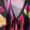 Top curto em malha com detalhe de laço
