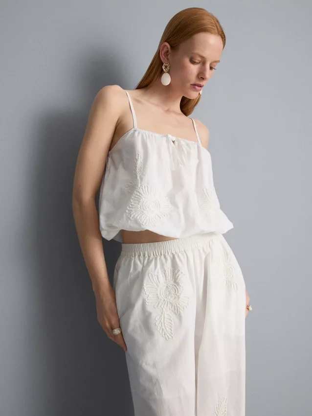 Top curto tipo cami de algodão bordado