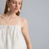 Top curto tipo cami de algodão bordado