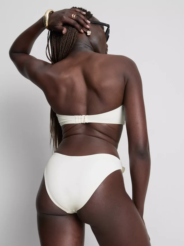 Top de biquíni bandeau com flores 3D